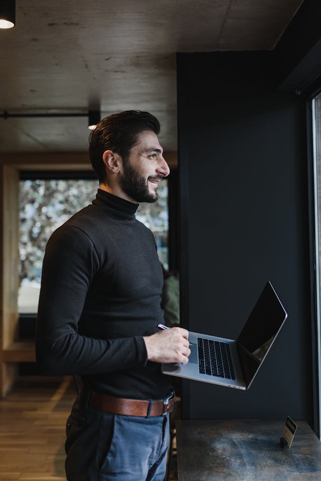 homme bonheur au travail